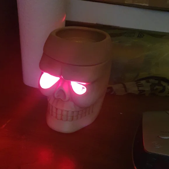 Halloween skull wax warmer night light NWOT - Picture 1 of 6